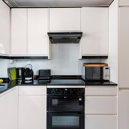 Weybridge - 2 Bed - Parking Appartement Buitenkant foto