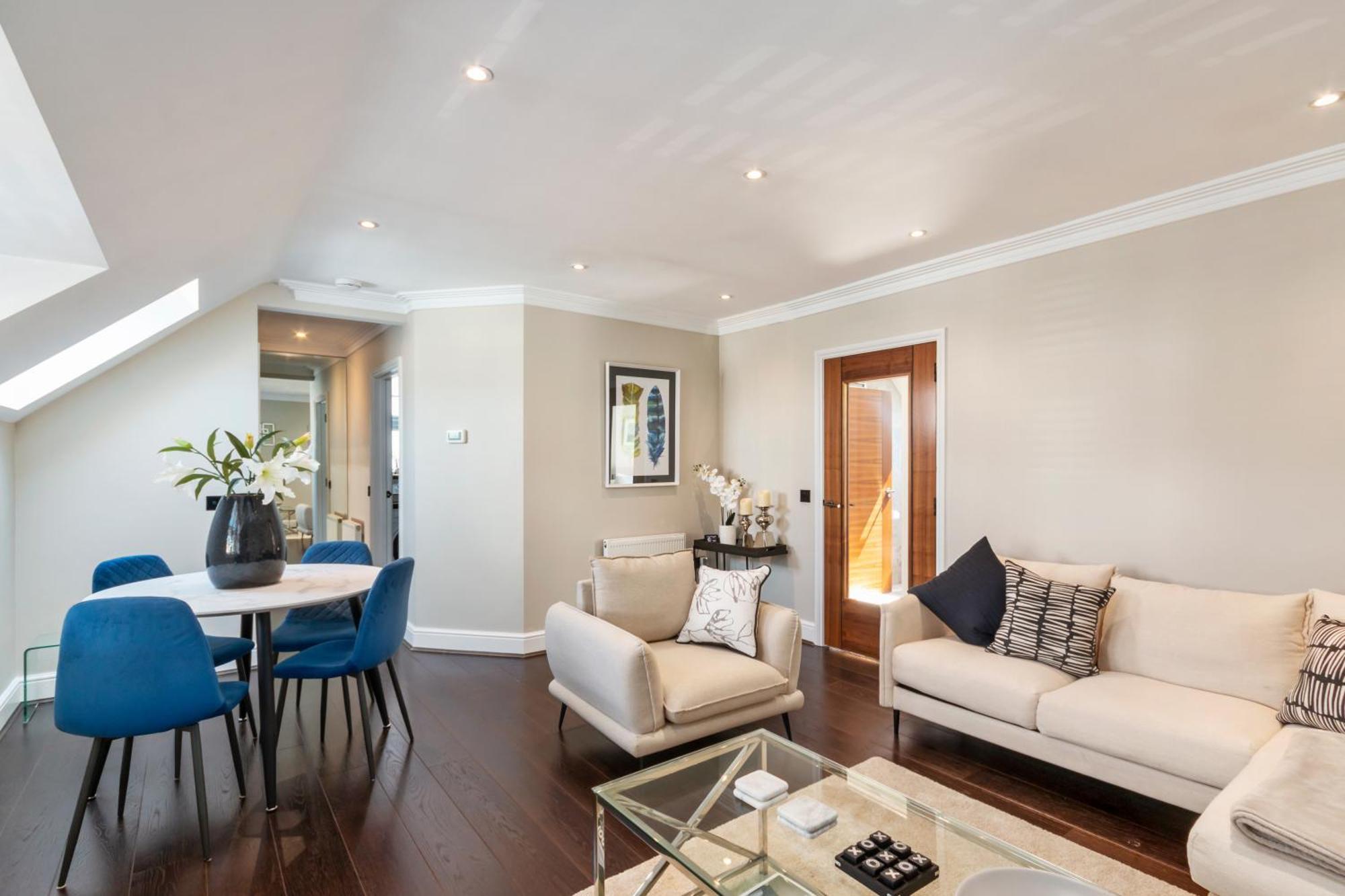 Weybridge - 2 Bed - Parking Appartement Buitenkant foto