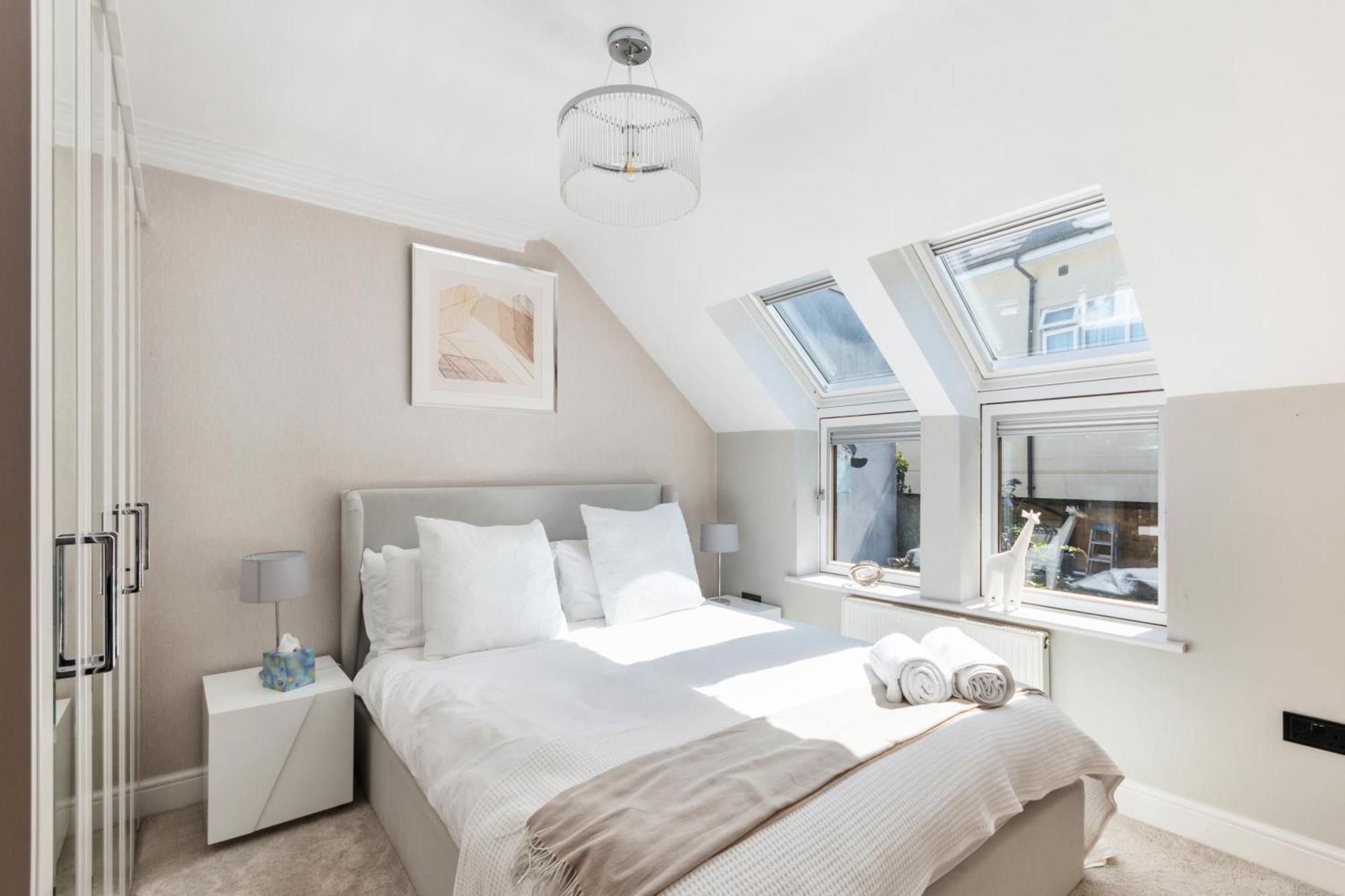 Weybridge - 2 Bed - Parking Appartement Buitenkant foto