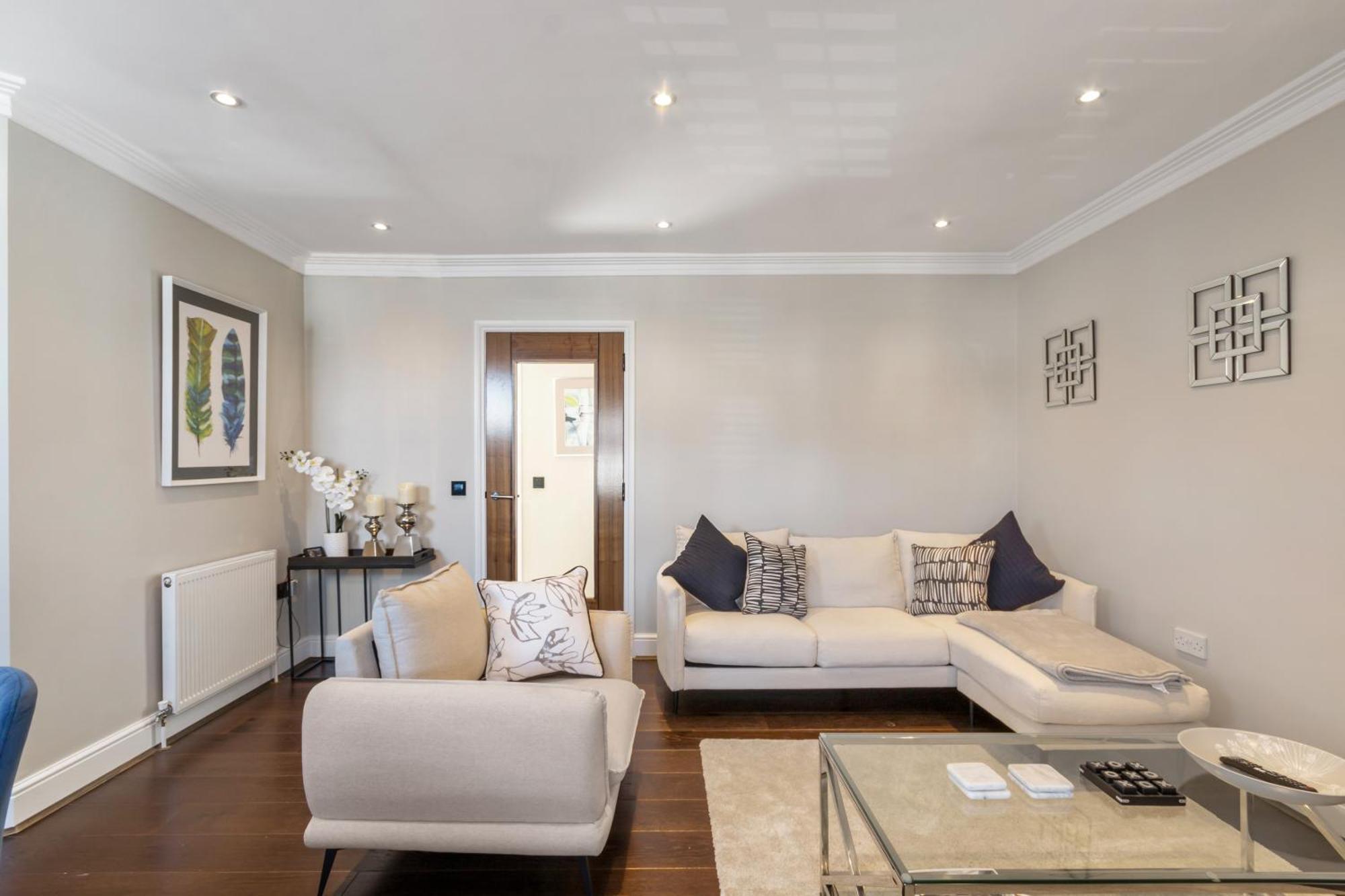Weybridge - 2 Bed - Parking Appartement Buitenkant foto