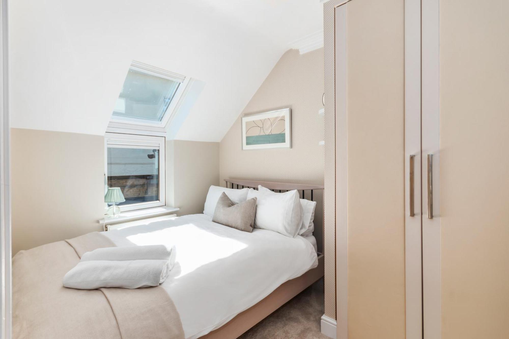 Weybridge - 2 Bed - Parking Appartement Buitenkant foto