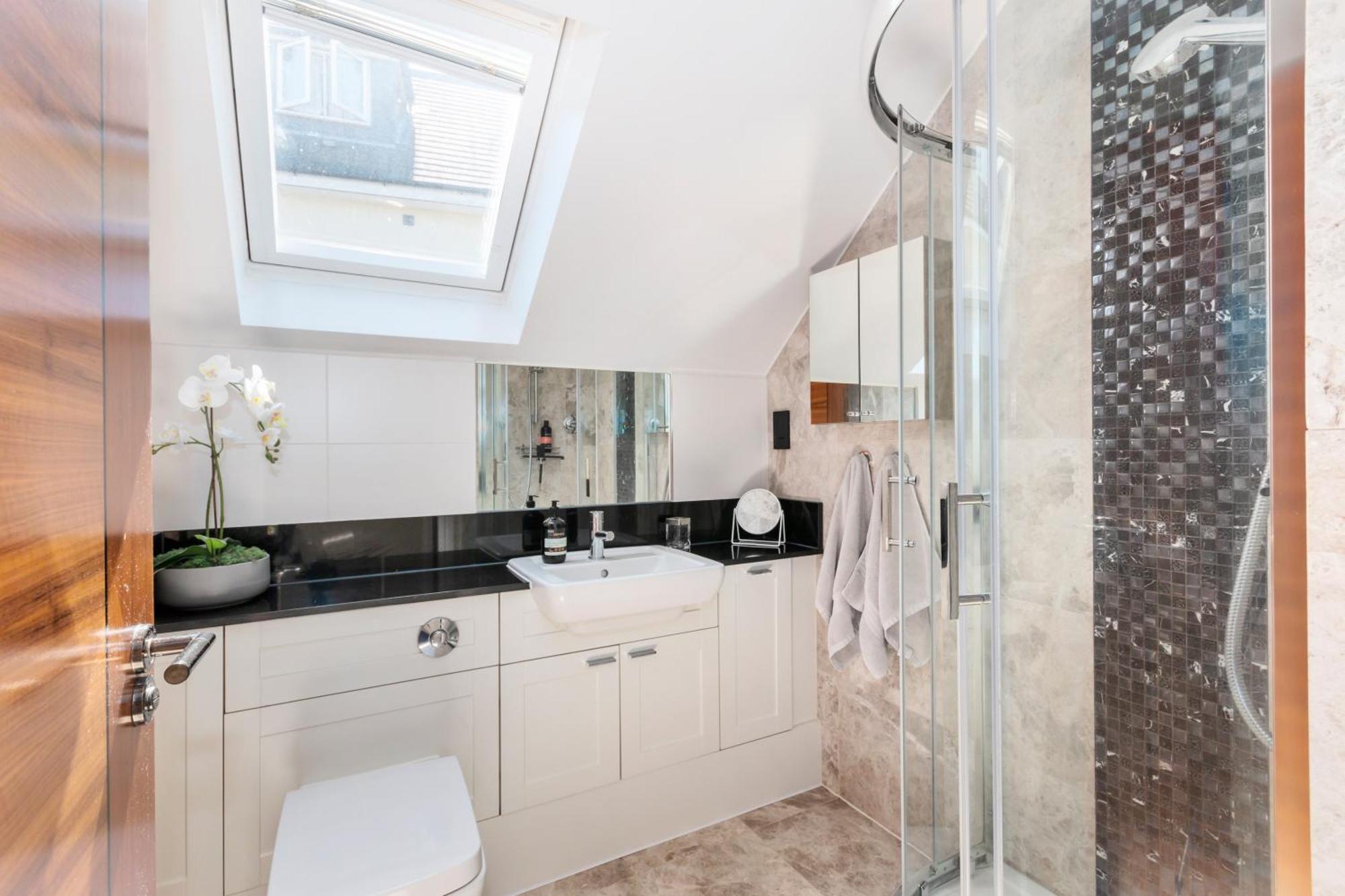 Weybridge - 2 Bed - Parking Appartement Buitenkant foto